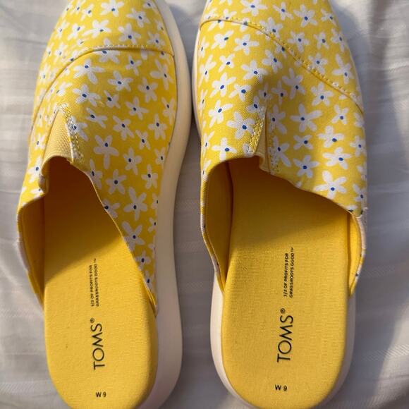 Toms Daisy Slip ons   Like new - Picture 1 of 6